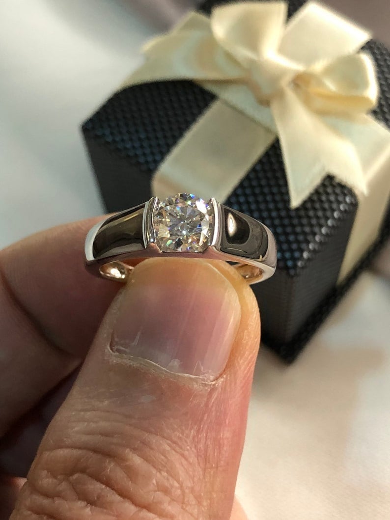 1 ct round cut diamond ring​